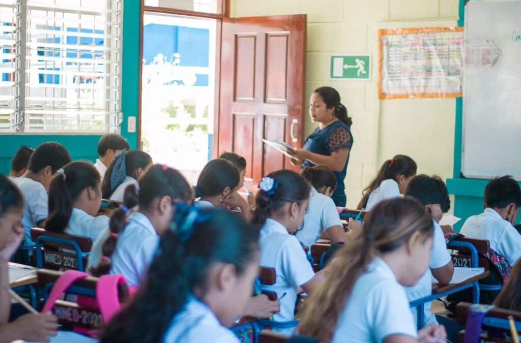 Nicaragua acelera adoctrinamiento educativo mientras Centroamérica enfrenta flujo de retorno forzado de miles de migrantes 